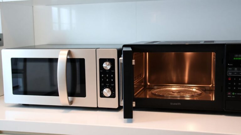 Zwei Mikrowellen mit Grillfunktion nebeneinander auf einer Arbeitsplatte.